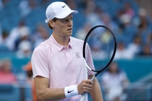 Siner lako sa Mikelsenom, Alkarazov tron se "drma"